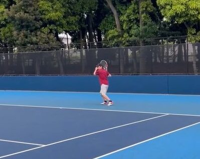 ポテンシャルテニス設計者によるフォアハンドストロークの実演動画：元日本20位の技術に基づいた、エネルギー伝達効率100%のスイング解析イメージ。